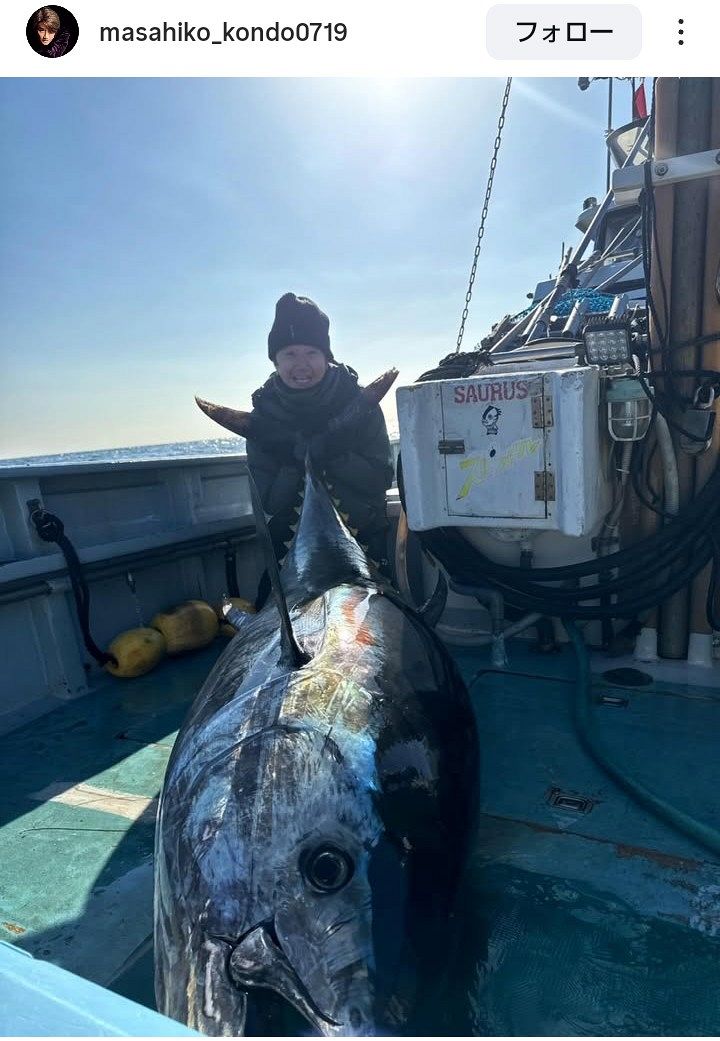 ◇近藤真彦、巨大クロマグロを釣り上げ笑顔【実際の投稿】：中日