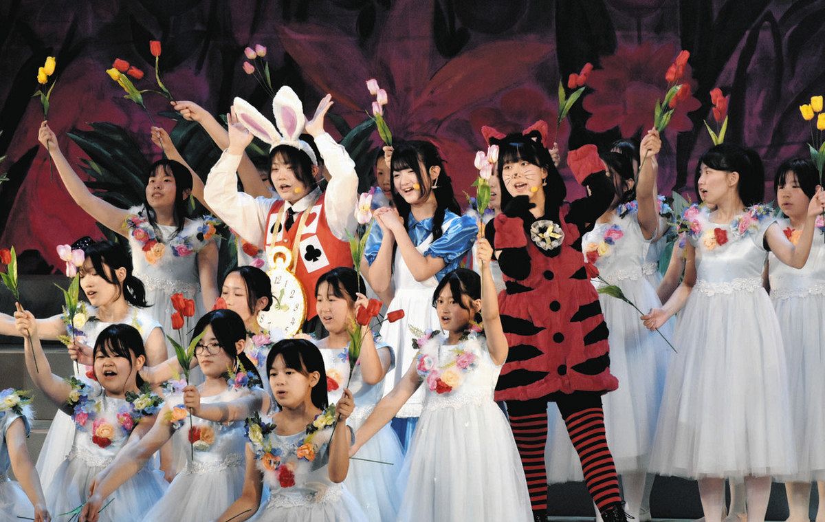 伸びやかな歌声響かせ合唱や音楽劇 日野少年少女合唱団の定演：中日新聞Web