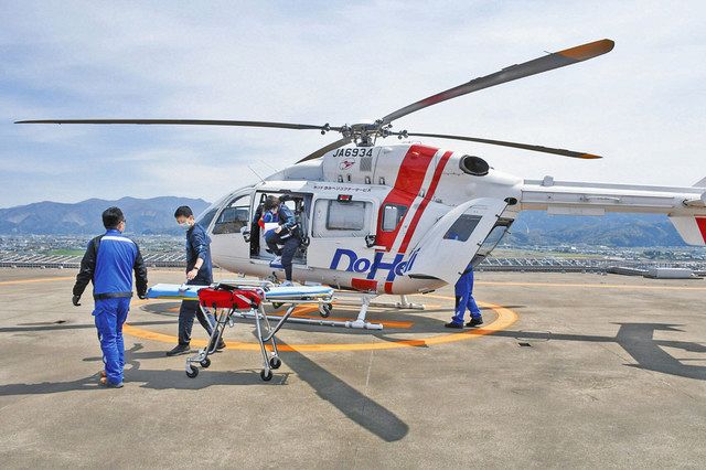 県立病院の屋上ヘリポートに着陸したドクターヘリ＝福井市の同病院で
