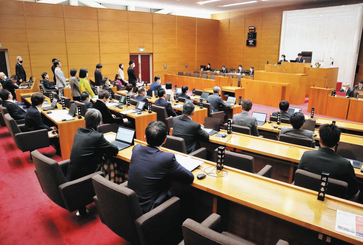 新アリーナ計画を巡る住民投票条例案を否決した市議会臨時会。議論は深夜に及んだ=豊橋市役所で