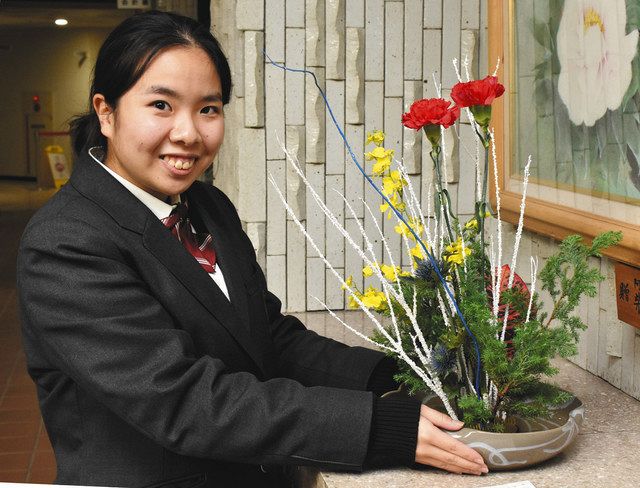 警察署にｘマス仕様の生け花 阿南高 茶華道部の池野さんが贈る 中日新聞web