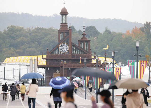 ジブリパークが開園 あいにくの雨のなか事前予約のチケット購入者が
