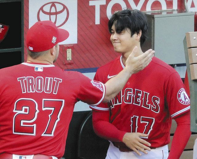 写真 気合注入 トラウトに頬をたたかれる大谷 中日スポーツ 東京中日スポーツ