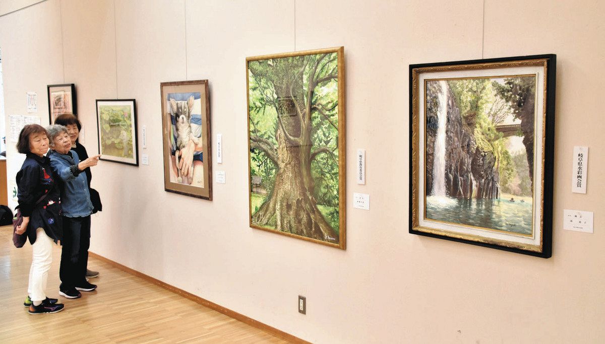 木々や水しぶきを水彩で繊細表現 県美術館で公募展：中日新聞Web