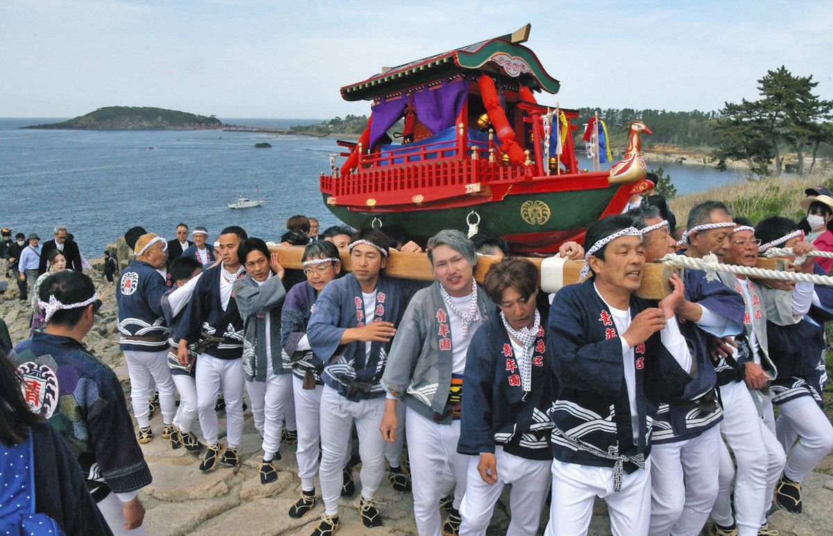 舟・乙女 みこし逢瀬 三国の雄島祭、威勢良く巡行：日刊県民福井Web