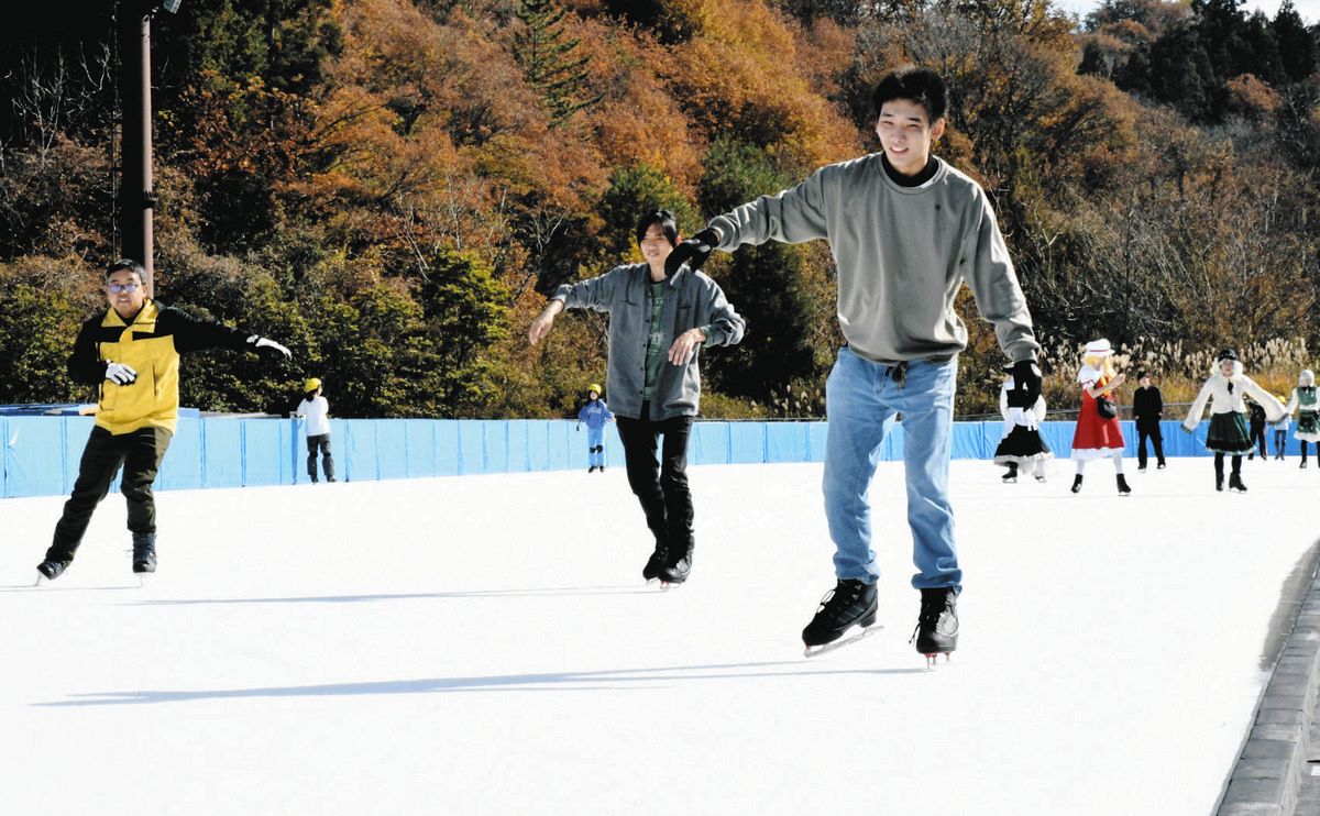 無事に仕上がったリンクで滑る来場者たち＝恵那市武並町竹折で