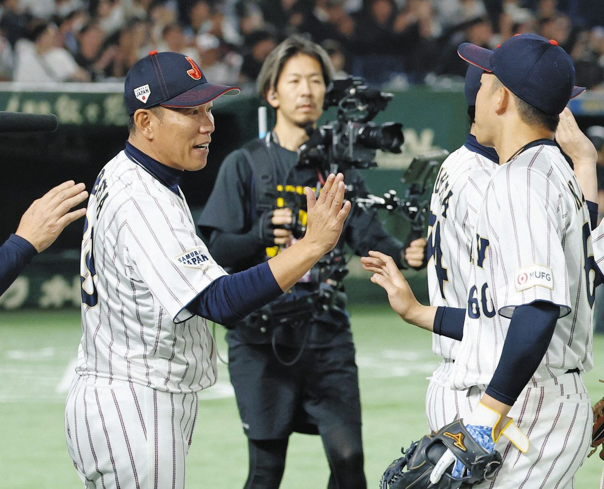日本－韓国　快勝し岡林（右）らナインを迎える井端監督