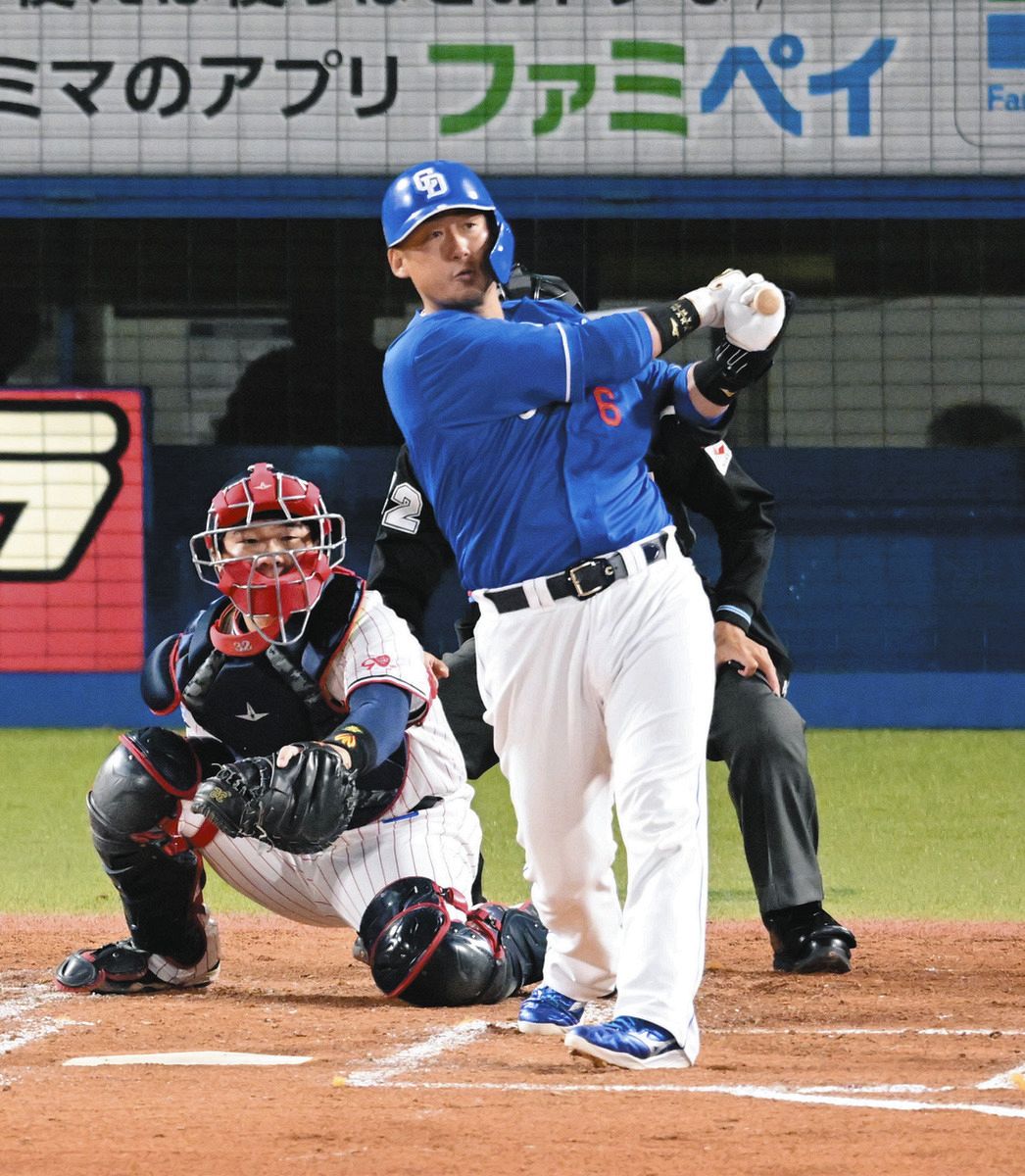 中日・中田翔、先制のタイムリー二塁打 変化球をすくい上げ左翼 中日・中田翔、先制のタイムリー二塁打 変化球をすくい上げ左翼