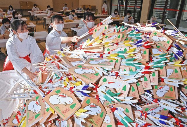 23年は跳びはねよう、ウサギの破魔矢完成 名古屋・熱田神宮