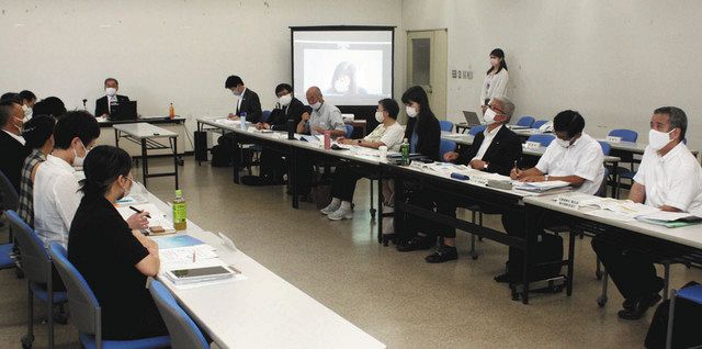 県の観光を巡る課題について意見を述べる審議会の委員ら＝大津市松本の県大津合同庁舎で 