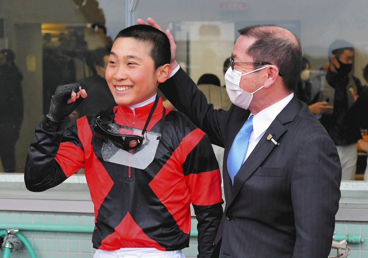 デビュー日に２勝を挙げた小沢大仁（左）とねぎらいを掛ける師匠の松永昌師