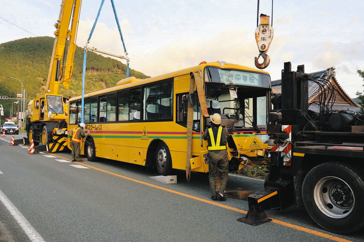 スクールバス スクールバスが道路脇に転落、三重県大台町の国道42号 運転手を搬送