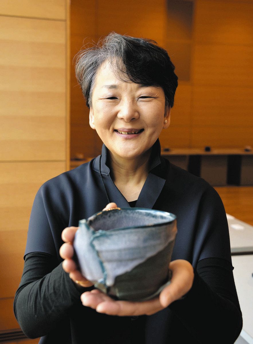 大賞に輝いたタタラ破れ盌を手がけた加藤さん＝多治見市東町で