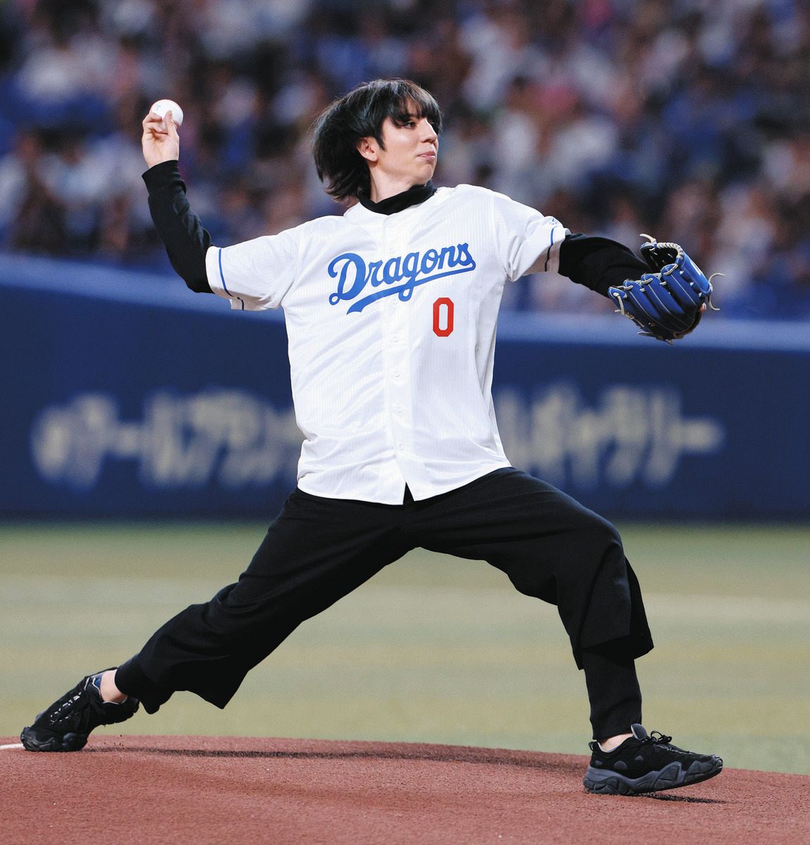中日】ロックバンド・AliAが国歌独唱 試合前ミニライブでは岡林