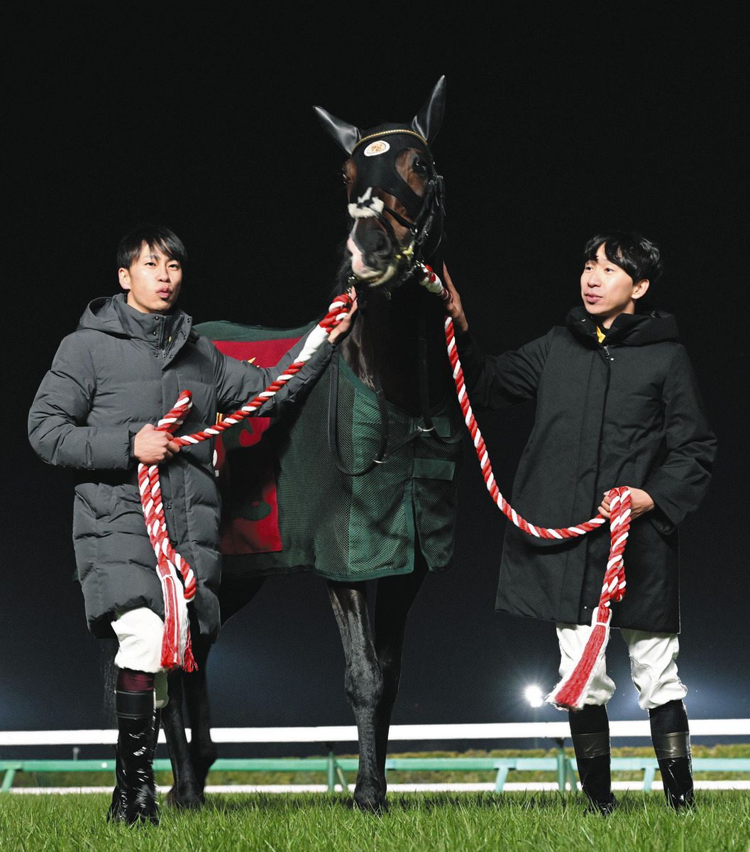 有馬記念を3着で終えたタイトルホルダーが引退式 手綱握った横山和