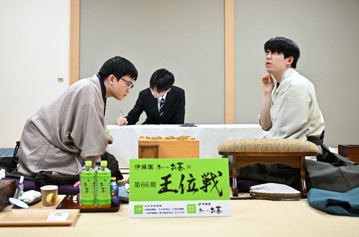 【写真特集】王位戦シリーズ屈指の激戦に 第6局の「唯一の勝ち筋」見極めた藤井聡太七冠:中日新聞Web
