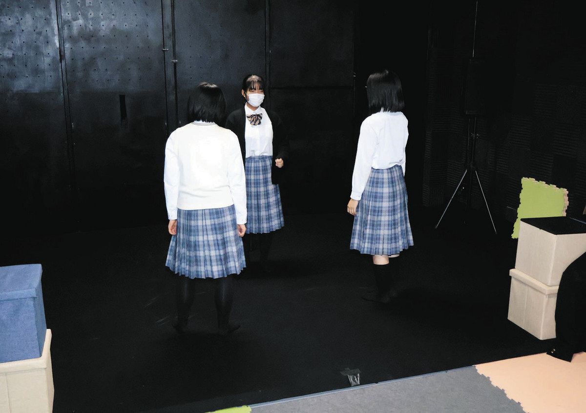 小劇場の舞台に立ち、公演のイメージを膨らませる生徒ら＝一宮市本町の小劇場「C，A，ワークス一宮スタジオ」で