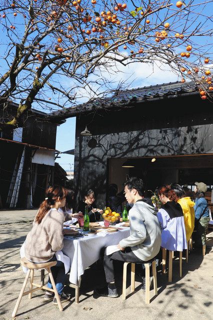 伊藤篤史シェフが調理した野菜をガレージで味わう参加者＝白山市剣崎町で 