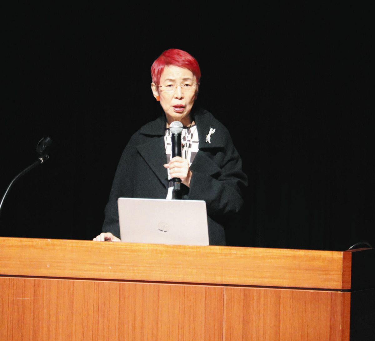 お茶汲み慣例、先輩が変えてきた」 上野千鶴子さん、女子校で講演：中