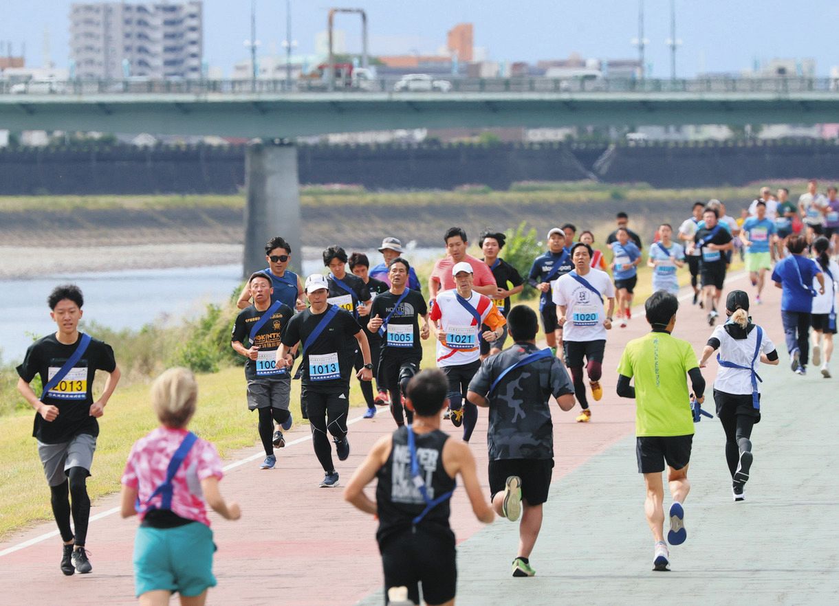 高橋尚子ロードを力走するランナーたち