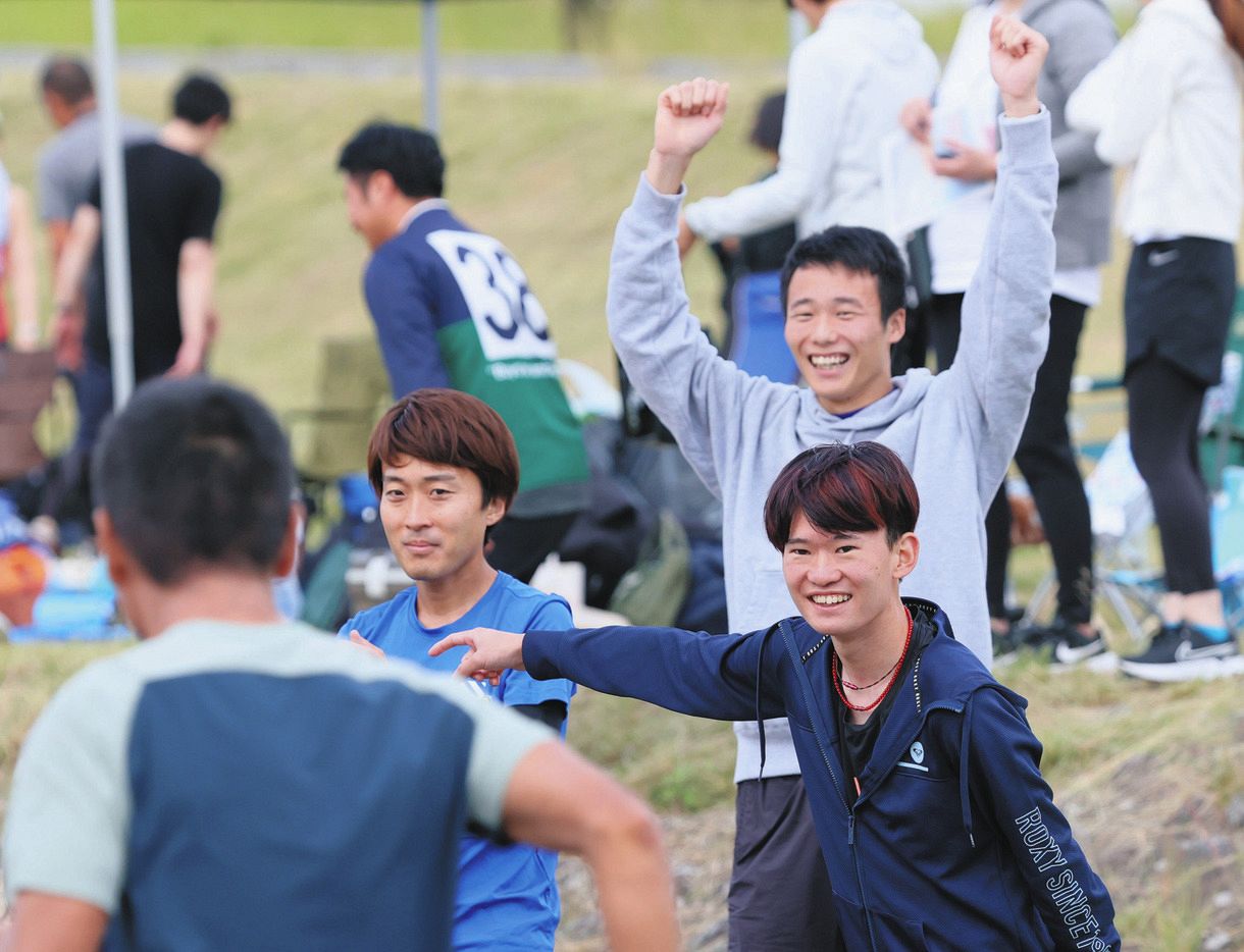 沿道からチームメートを応援する人たち