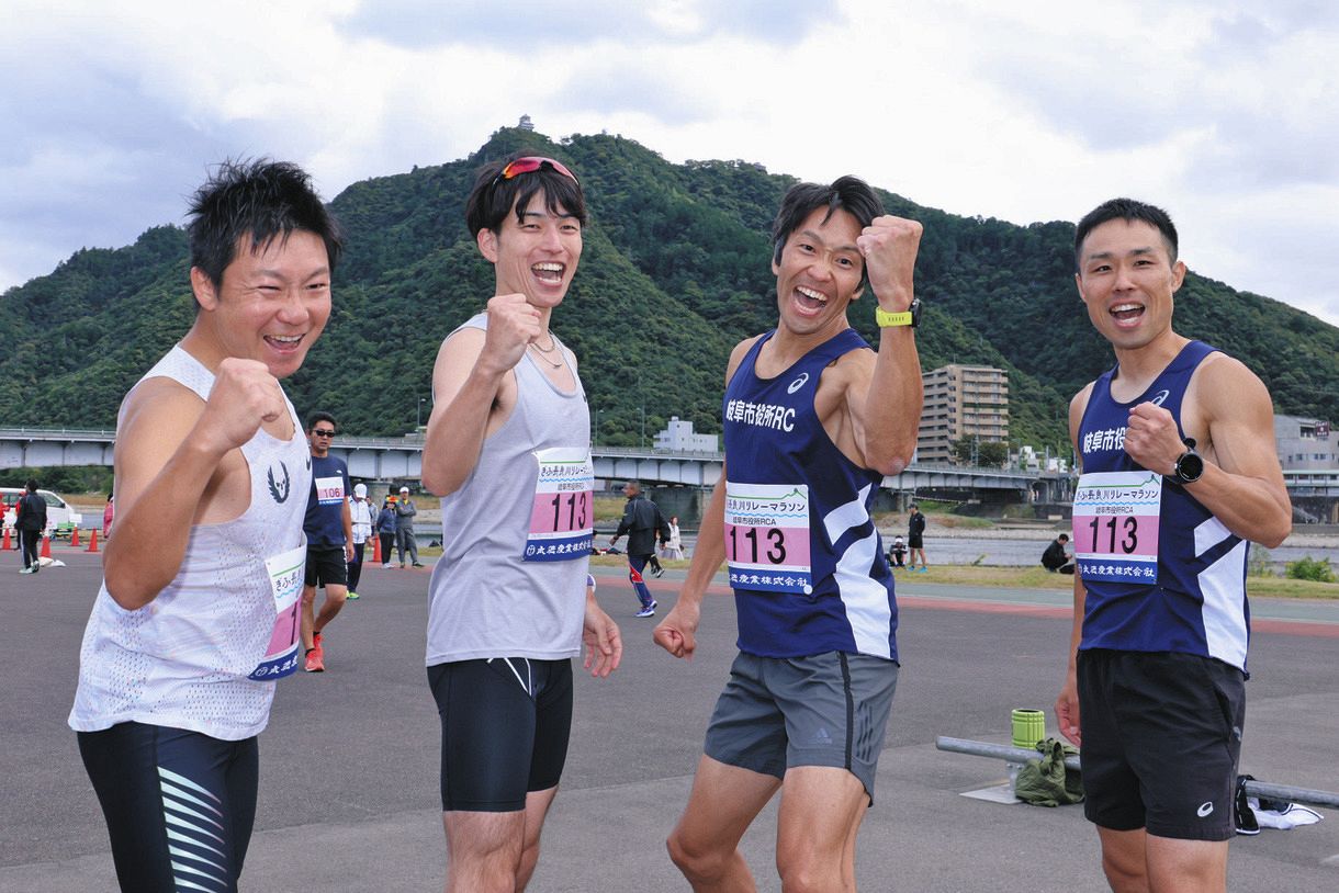 フルマラソンコースで優勝し、喜びを爆発させる岐阜市役所ＲＣ、Ａチームのメンバーたち