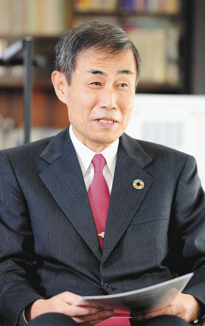 静岡大と中日新聞の連携講座について語る静岡大の石井潔学長＝静岡市駿河区で 