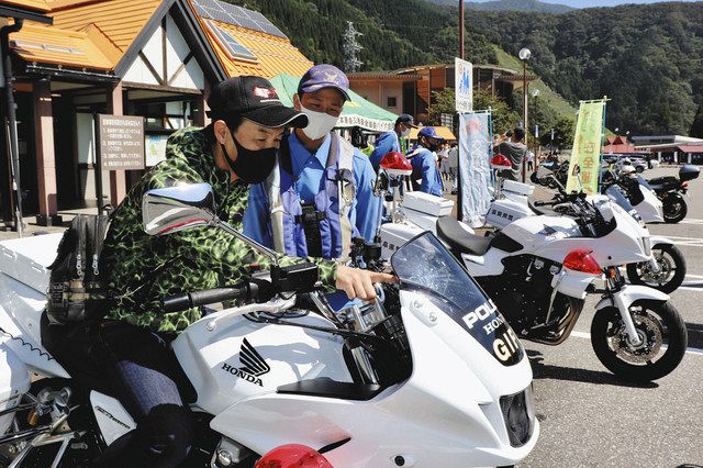 白バイの説明をする警察官（左から２人目）　＝揖斐川町の道の駅「星のふる里ふじはし」で 