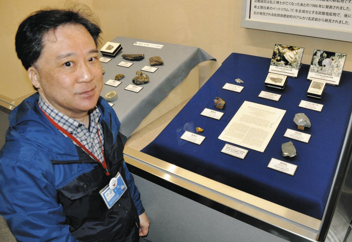 長島弘三博士にゆかりのある石を紹介する大林さん＝中津川市苗木の鉱物博物館で