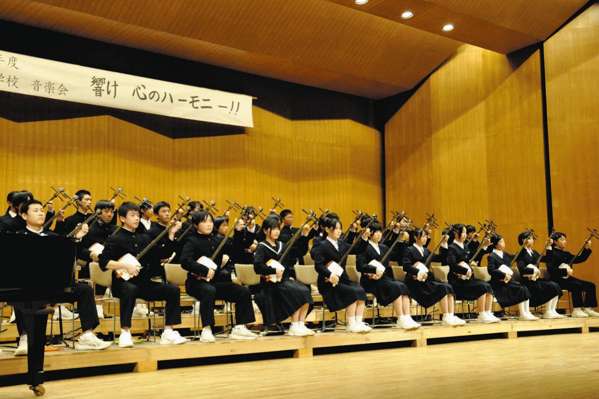 三味線を奏でる神坂中の生徒たち＝中津川市の中津川文化会館で