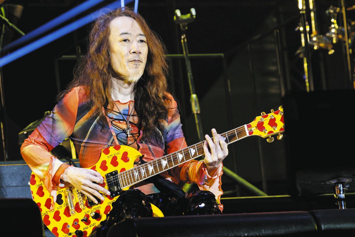 スペシャルゲストのPATA、hideさん愛用のギターで『TELL ME』など演奏 