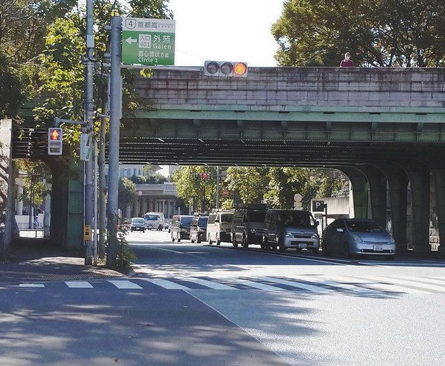 伊藤健太郎容疑者が運転する乗用車とバイクが衝突した現場＝２９日午前、東京都渋谷区千駄ケ谷で