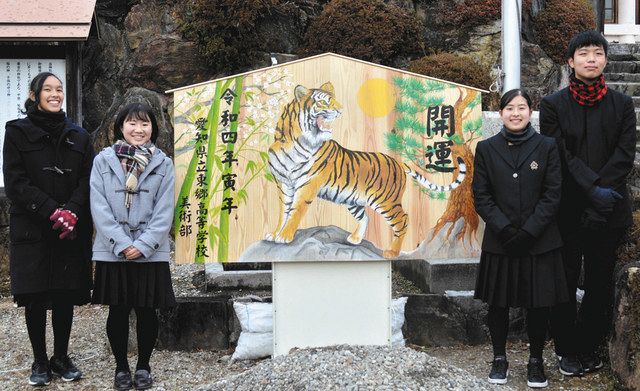 富士浅間神社に巨大絵馬 隣接の東郷高美術部員が奉納：中日新聞Web