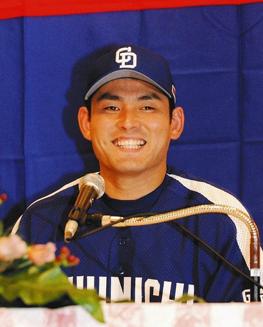 沢村賞を受賞し、会見で笑顔を見せる川上憲伸（中日）西武ドームで、２００４年１０月１８日