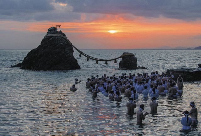 夫婦岩の海で150人が身を清める 伊勢・二見興玉神社で夏至祭：中日