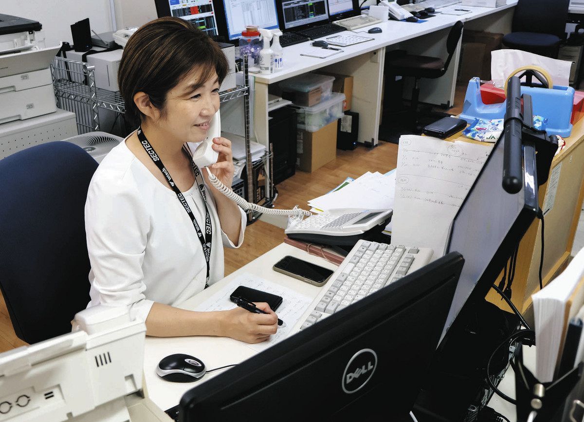 子育てしながら楽しく働く加藤さん＝多治見市音羽町のセクテックで
