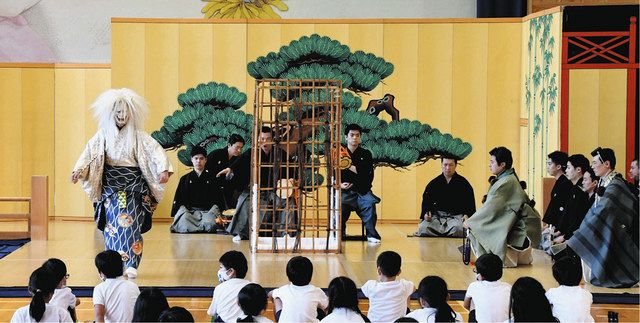 海津市の城山小で宝生流宝生会が公演 児童らが伝統芸能学ぶ 中日新聞web