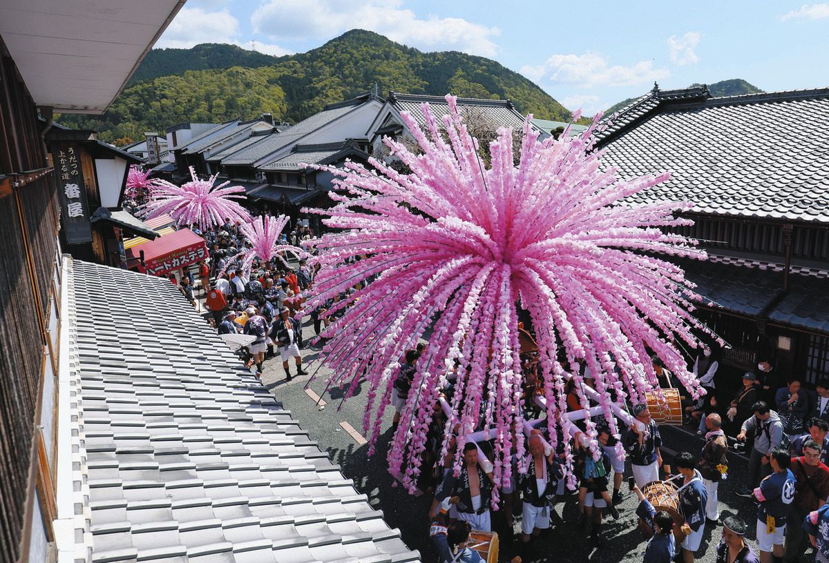 うだつの上がる町並み」は花盛り 美濃まつりが開幕、名物「花みこし 