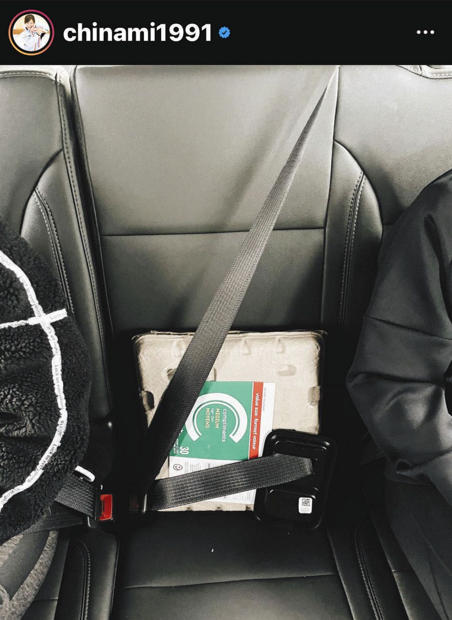 写真 吉田夕梨花と鈴木夕湖の間に シートベルトで固定された 割れやすい食べ物 中日スポーツ 東京中日スポーツ