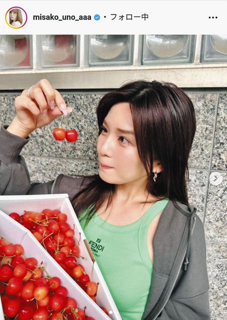 写真】宇野実彩子、旬のサクランボを手に「ご馳走様でした」：中日