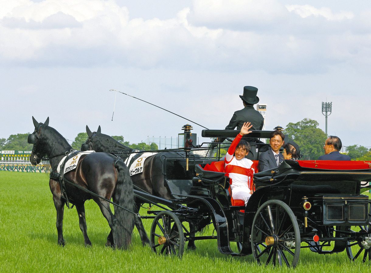 ◇横山典弘、日本ダービーを制し歓喜のジャンプ【写真】：中日スポーツ