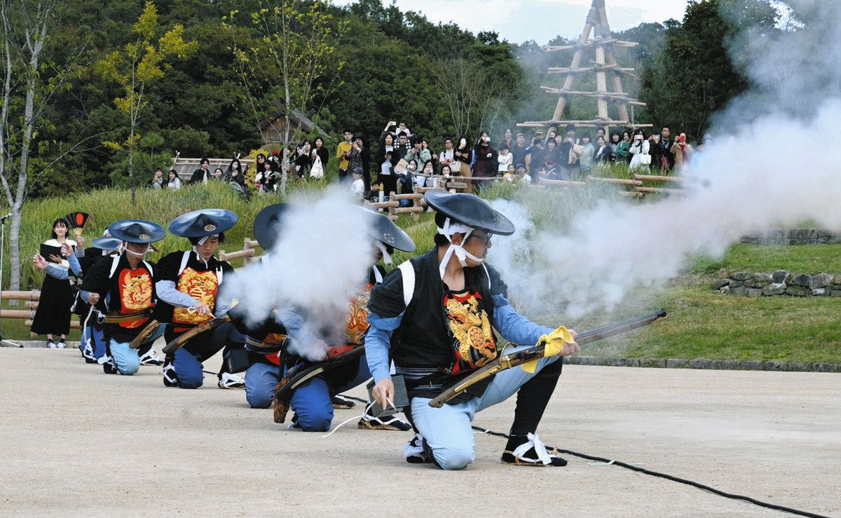 里山の景色を背に勇壮な火縄銃披露 長久手・モリコロパーク：中日新聞Web