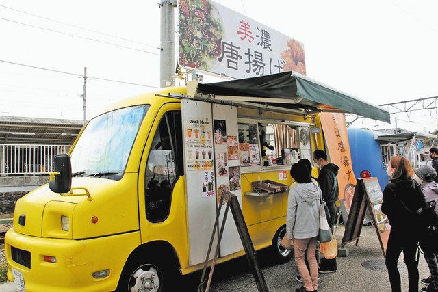 唐揚げを販売する水谷さんのキッチンカー＝水谷さん提供