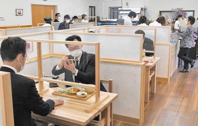 多くの客でにぎわうオープン初日の店内　