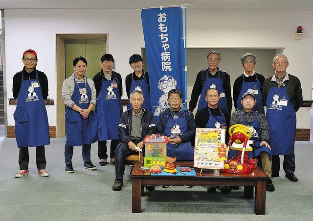 玩具の修理に力を入れるメンバーたち=富山市今泉の市総合社会福祉センターで