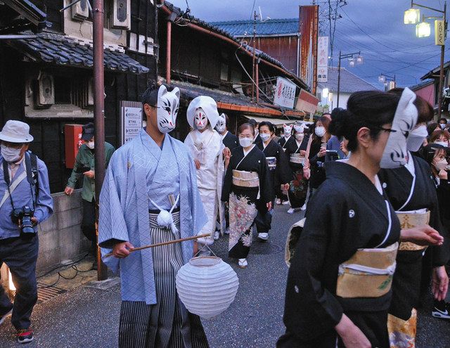 夜の津島に狐の嫁入り行列 「お月見灯路」イベント：中日新聞Web