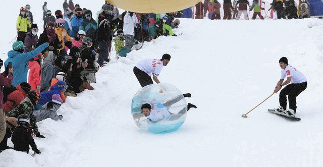 仮装して滑走してドボン！ 栂池高原スキー場でイベント：中日新聞Web