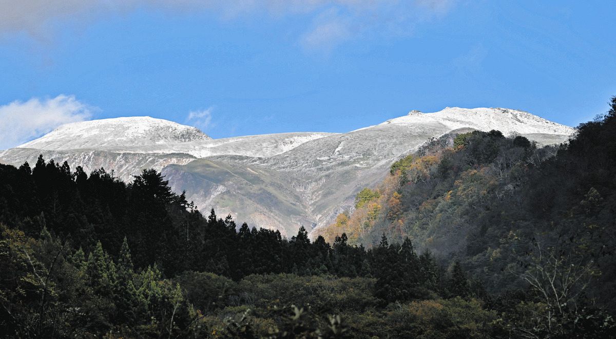初冠雪が観測され、うっすらと雪化粧した白山（右が御前峰、左は大汝峰）＝２８日、石川県白山市白峰で