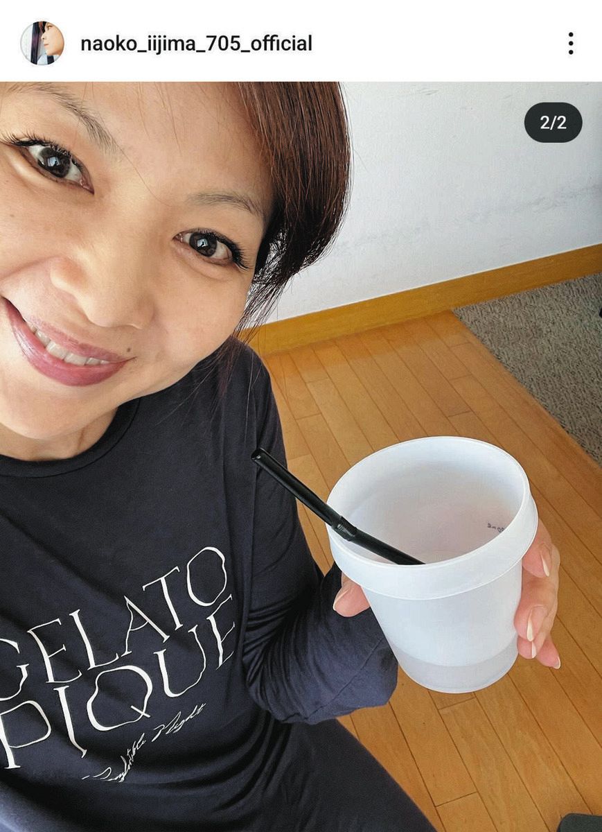 ◇飯島直子「これから検査」スマイル 下剤を片手に【写真】：中日