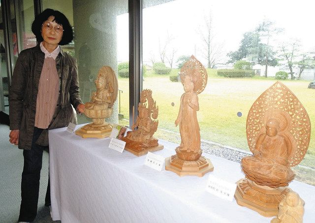 緻密に彫った仏像並ぶ 宝達志水の秋田さん 趣味の作品展：北陸中日新聞Web